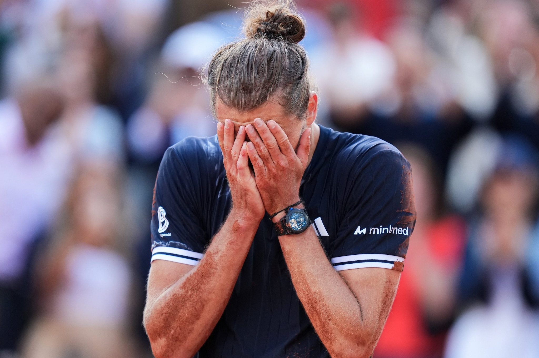 Zverev scarica tutta la tensione dopo aver chiuso l’ultimo punto della finale del Roland Garros
