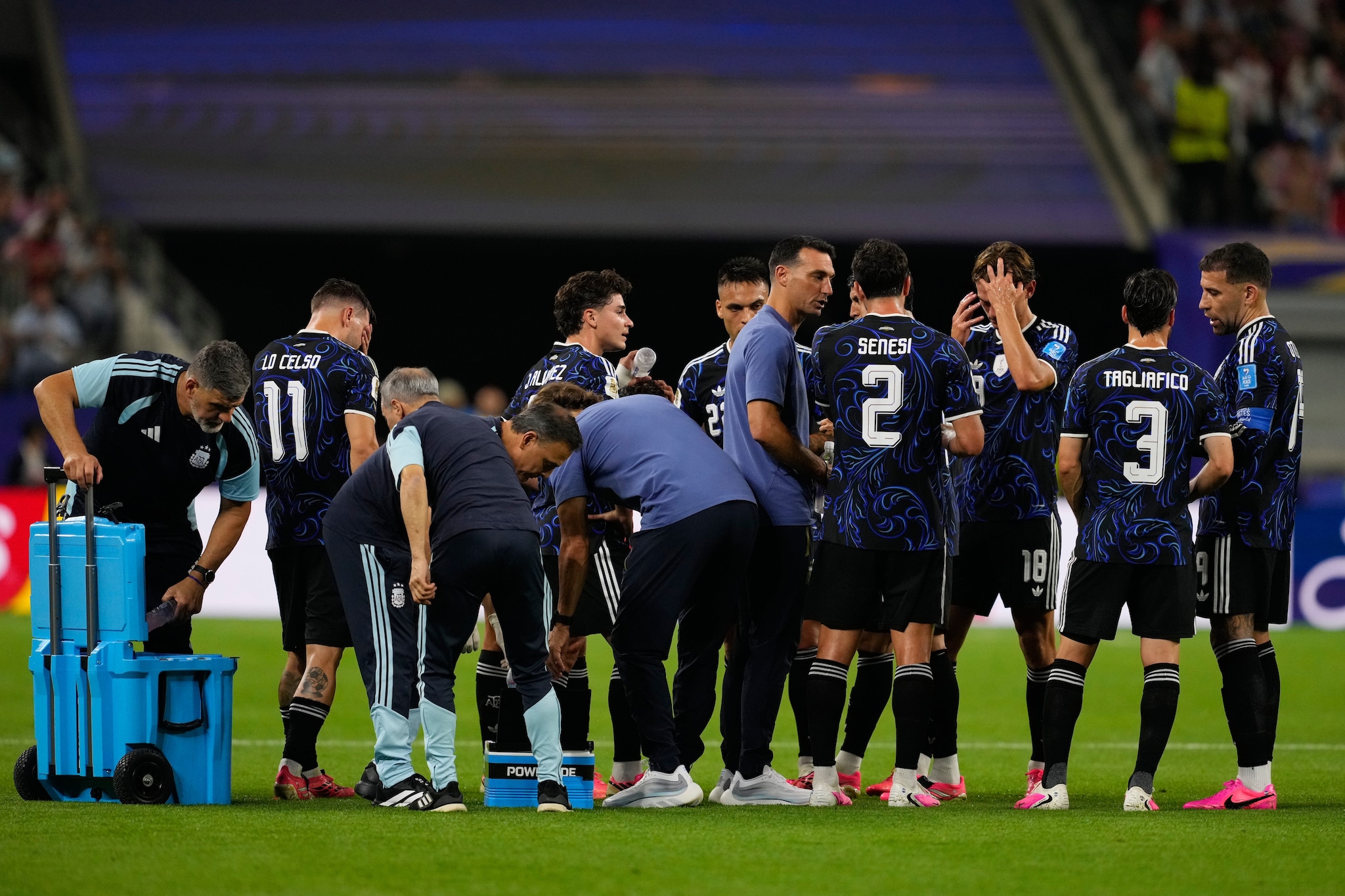 Lionel Scaloni con l'Argentina, con cui si giocherà la finale di Coppa del Mondo contro la Spagna