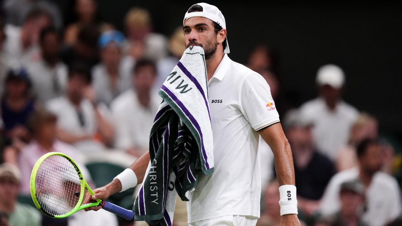 Berrettini sfiora l'impresa a Wimbledon, è eliminato: Dimitrov si infuria con il giudice per il tetto e poi vince