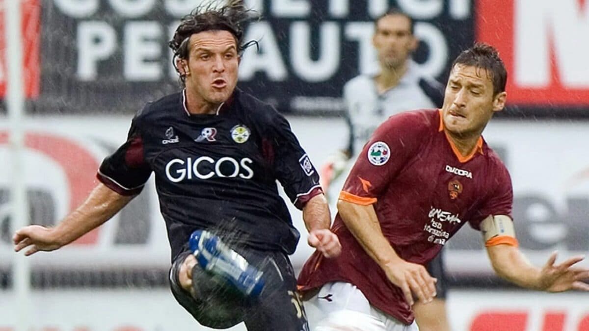 Lanzaro a contrasto con Totti durante Reggina–Roma.