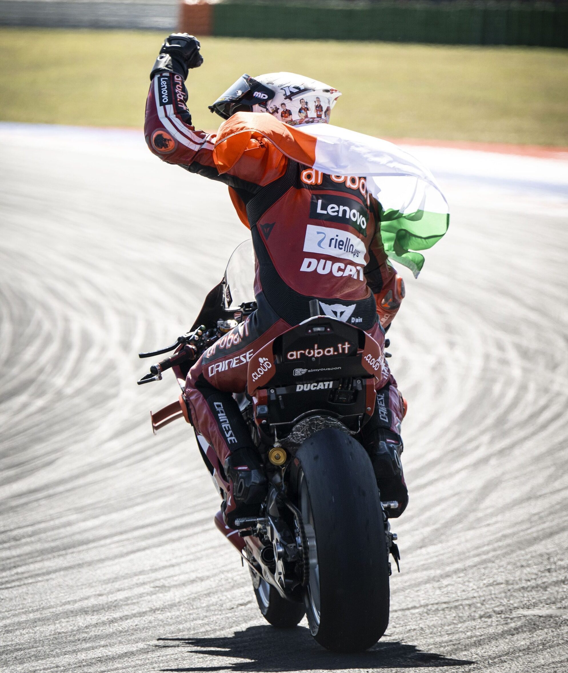 Bulega festeggia una vittoria in pista.