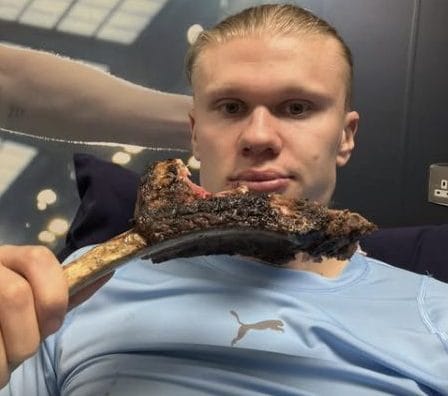 Sui social Haaland ha pubblicato una foto in cui mangia una bistecca tomahawk dopo una partita