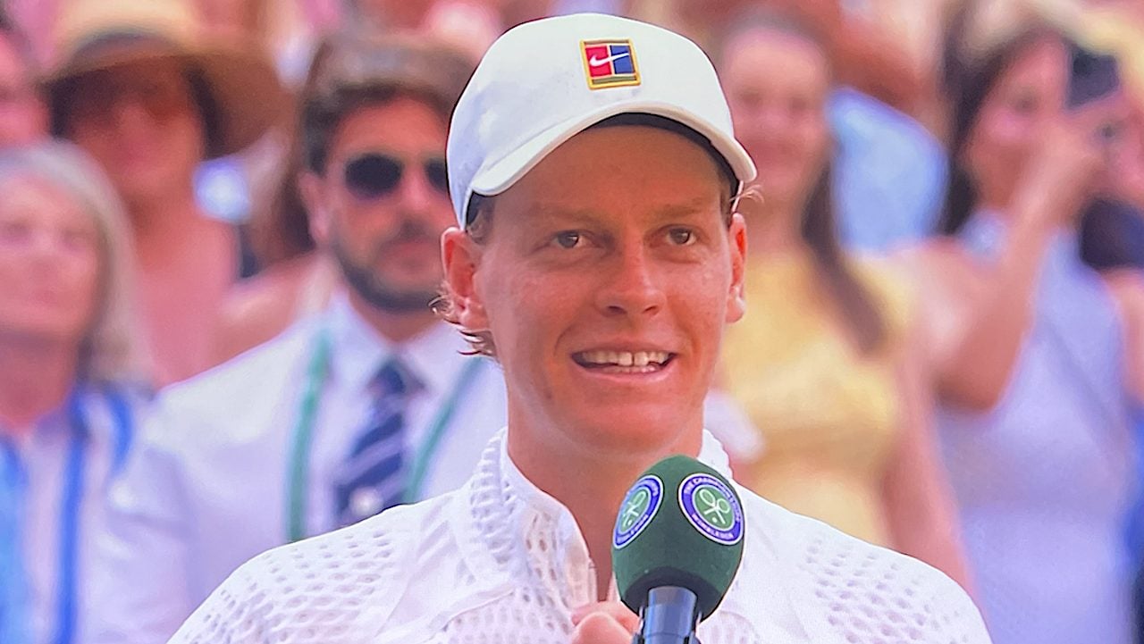 Sinner batte Djokovic e poi s'imbarazza per i tifosi celebri a Wimbledon: "Ma sono solo un tennista"