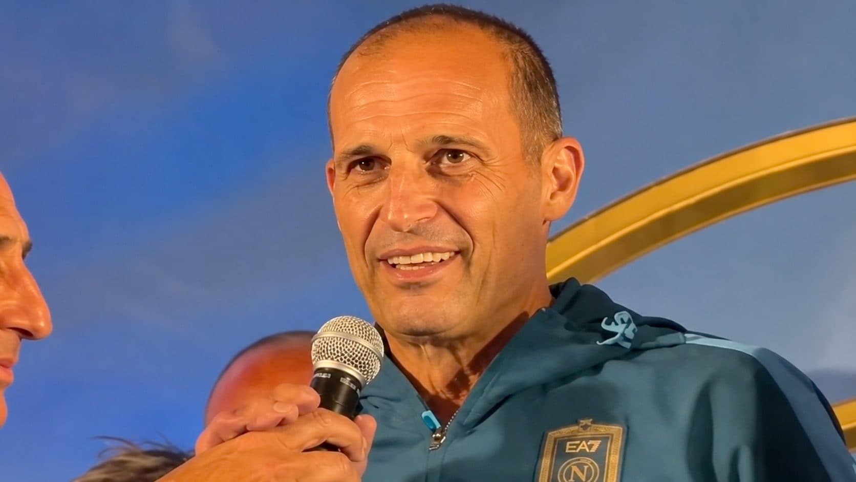 Allegri resta fermo al coro "Chi non salta è juventino" dei tifosi del Napoli: "Ormai la sento da 15 anni"