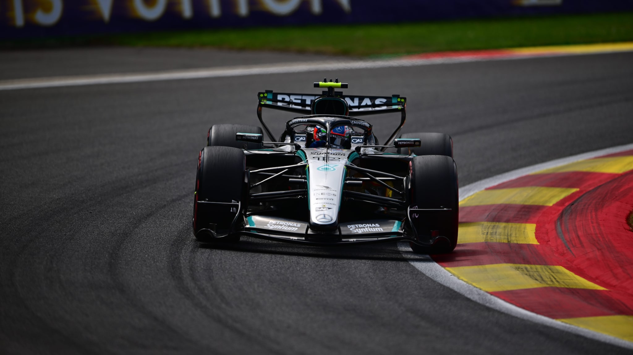 Kimi Antonelli in pole nel GP Belgio: Ferrari beffate da una bandiera gialla ingannevole