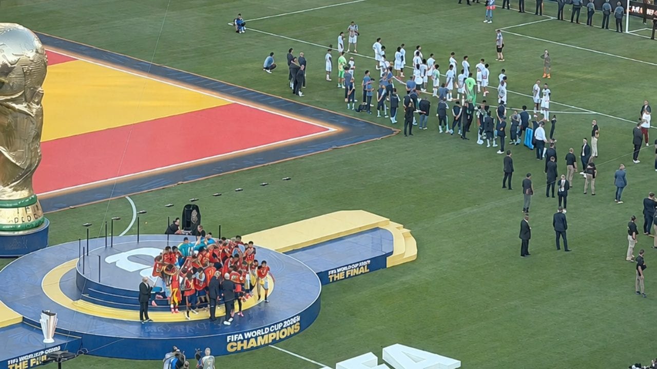 Il gesto insolente dell'Argentina a Mondiali finiti: tutti di spalle mentre la Spagna alza la Coppa