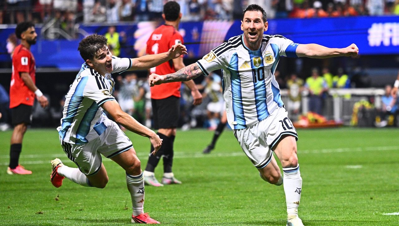 Argentina-Egitto è una partita clamorosa, da 0-2 a 3-2 nei minuti finali: Messi combina di tutto