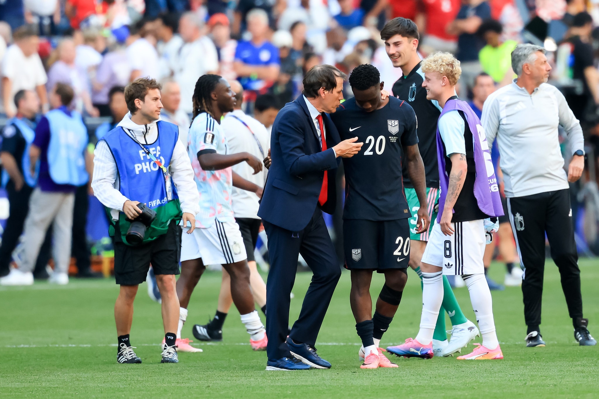 Balogun a colloquio con Rudi Garcia dopo la partita tra USA e Belgio