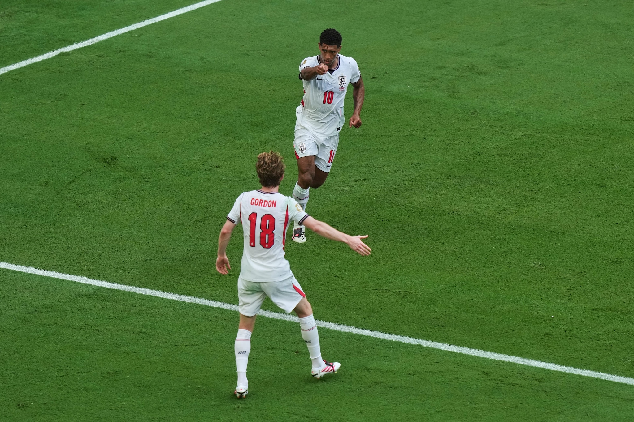 Jude Bellingham festeggia il primo gol alla Norvegia con Gordon.