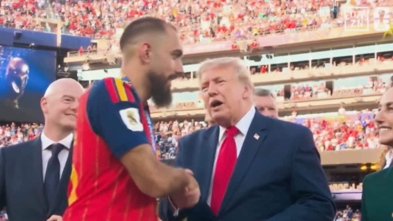 Borja Iglesias dà la mano a Trump alla premiazione dei Mondiali per "evitare la prigione": ma non lo guarda in faccia