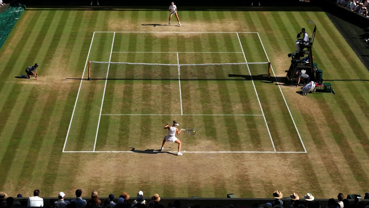 Perché il campo in erba di Wimbledon arriva così rovinato alla finale: è un processo inevitabile