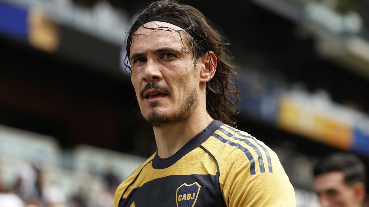 Il Lecce sogna Cavani, sondaggio per l'attaccante svincolato: a 39 anni può tornare in Serie A