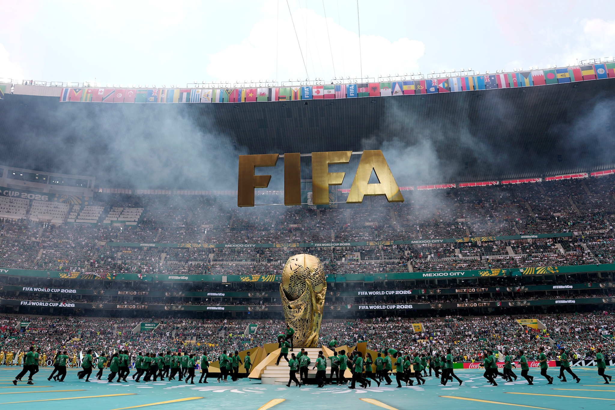 Un momento della cerimonia d'apertura dei Mondiali 2026 con la gigantografia del trofeo