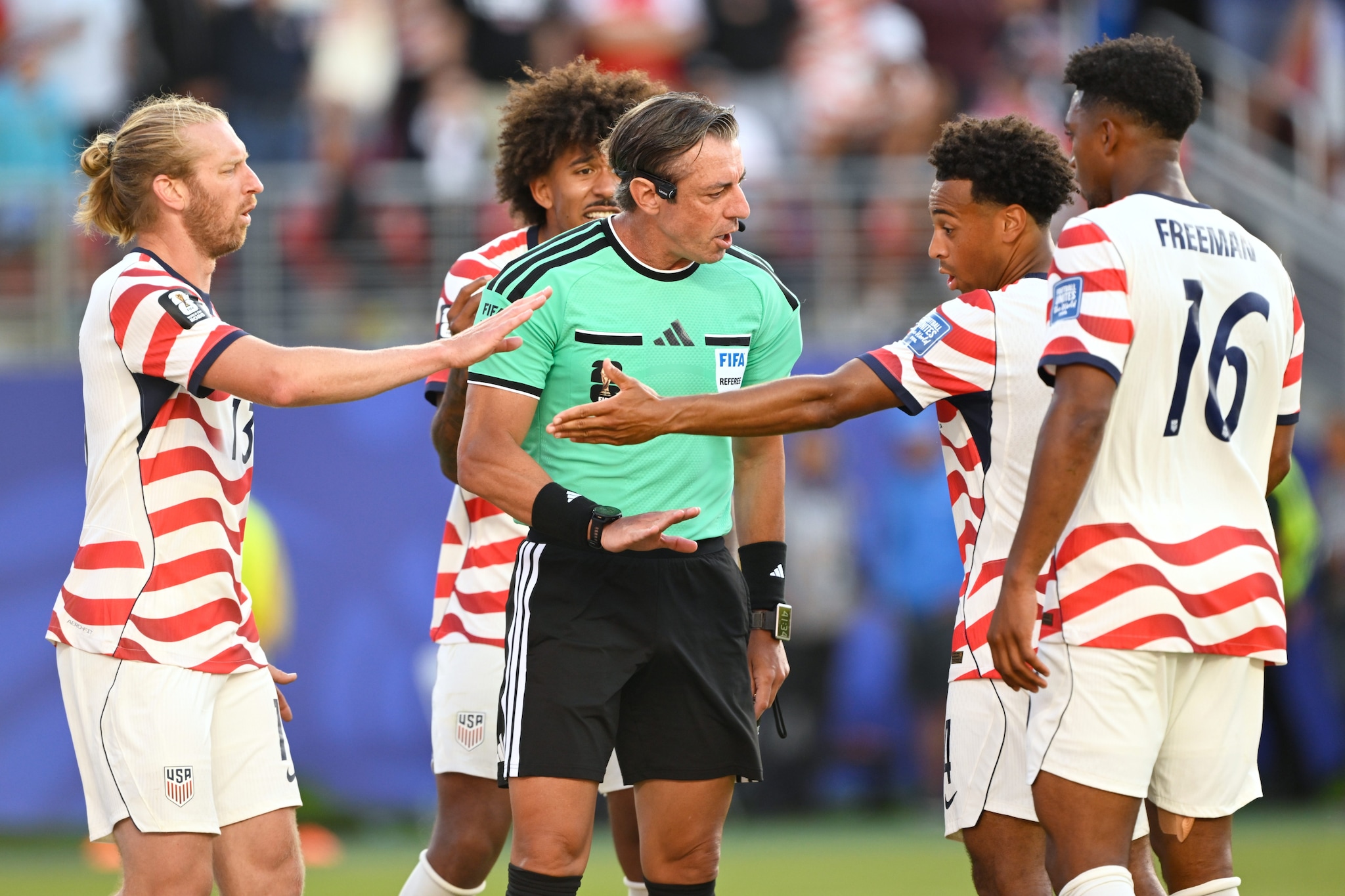 Claus ha diretto la partita tra Stati Uniti e Bosnia, sanzionando Balogun con un rosso