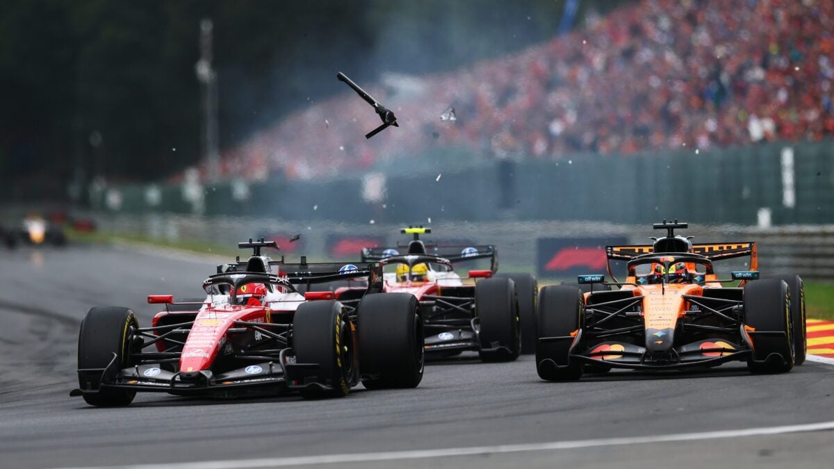 Il duello tra Leclerc e Piastri sulla pista di Spa–Francorchamps in Belgio.