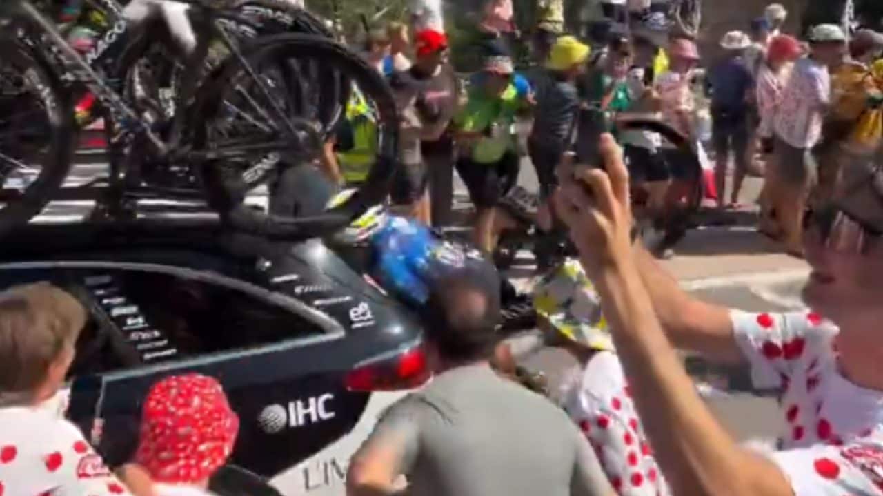 Brutto incidente al Tour, Einer Rubio si scontra con violenza col vetro della macchina UAE di Pogacar
