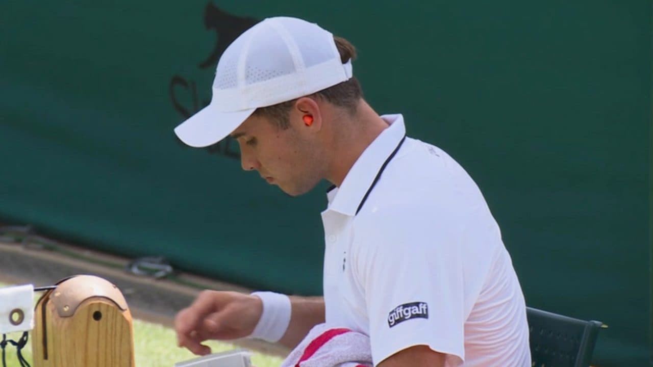 Arthur Fery si mette i tappi nelle orecchie mentre gioca a Wimbledon: non ce la fa più a sentire Dzumhur