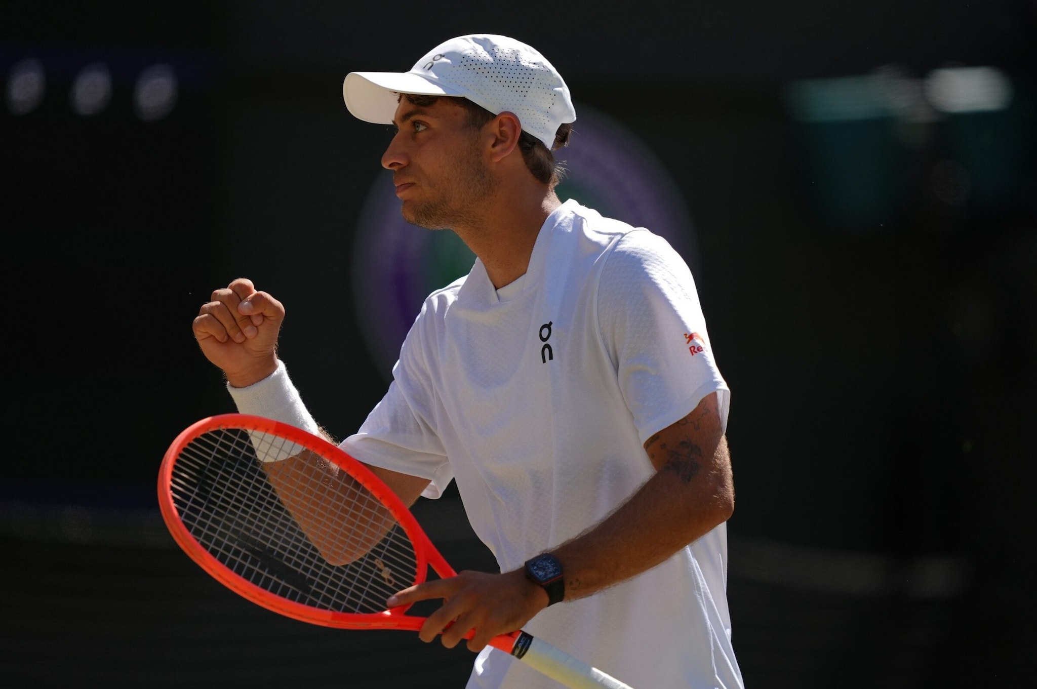 Il tennista romano in campo nei quarti di finale del torneo inglese.