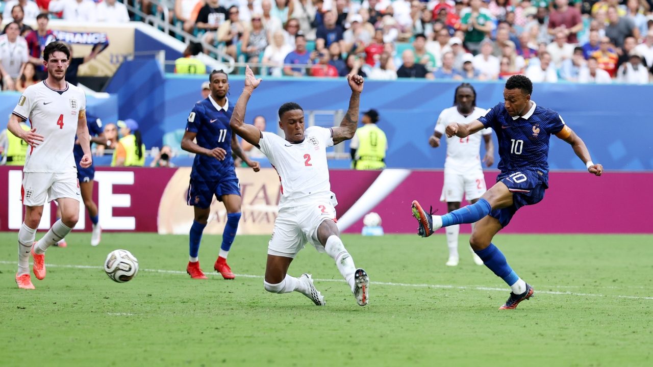 Un'azione della 'finalina' della Coppa del Mondo 2026 tra Francia e Inghilterra.