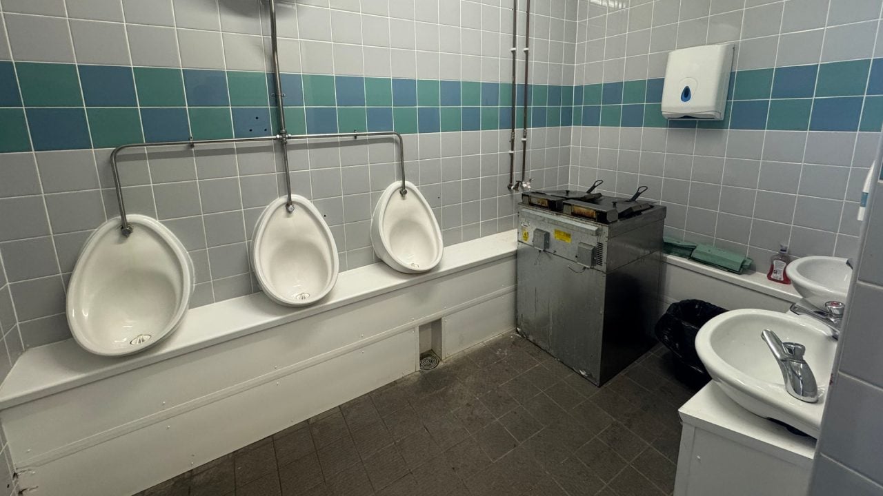 Il Blyth Town è il primo club ad avere una friggitrice nei bagni dello stadio: tifosi inorriditi