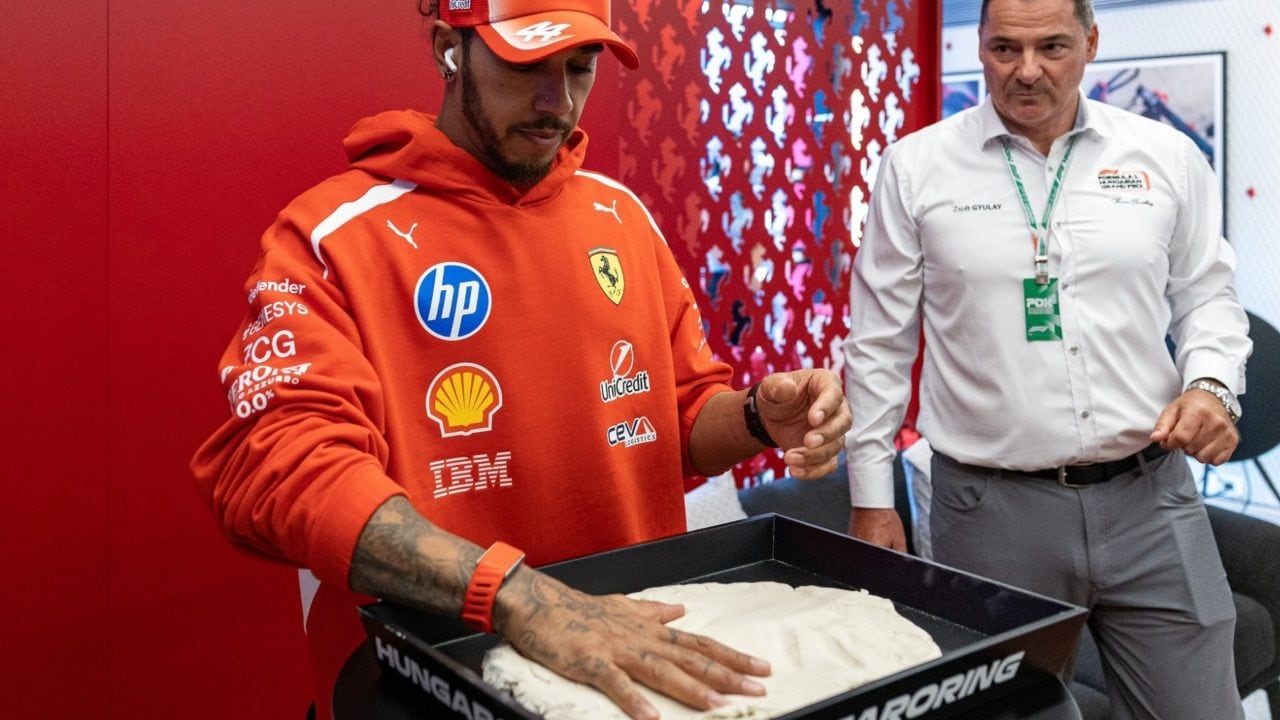 Lewis Hamilton celebrato all'Hungaroring: è l'unico pilota in attività con una curva a suo nome