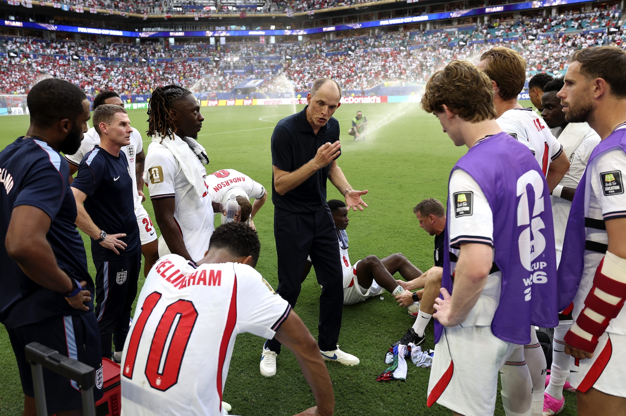 Tuchel parla ai calciatori inglesi durante l'hydration break nei quarti contro la Norvegia