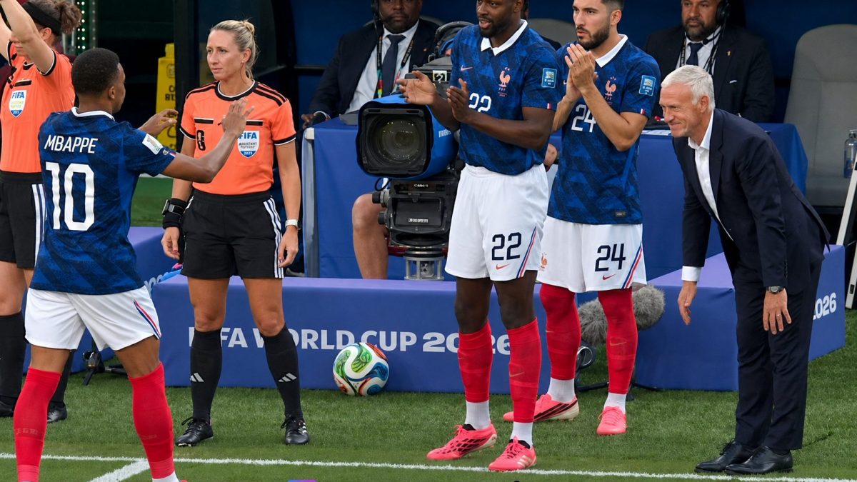 L’inchino di Deschamps a Mbappé al momento della sostituzione in Francia–Svezia.