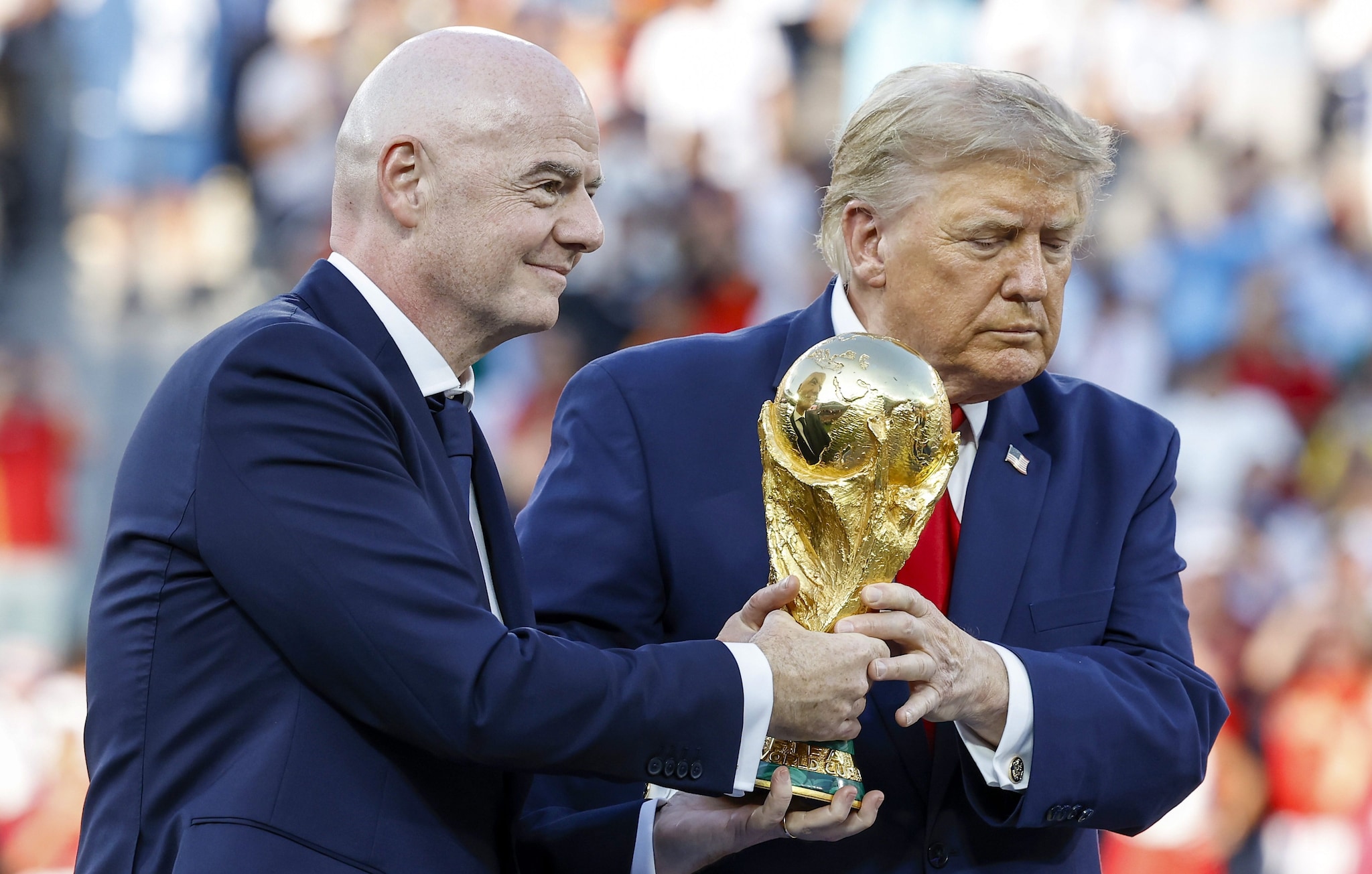 Il rapporto tra Gianni Infantino e Donald Trump ha sollevato polemiche e sospetti.