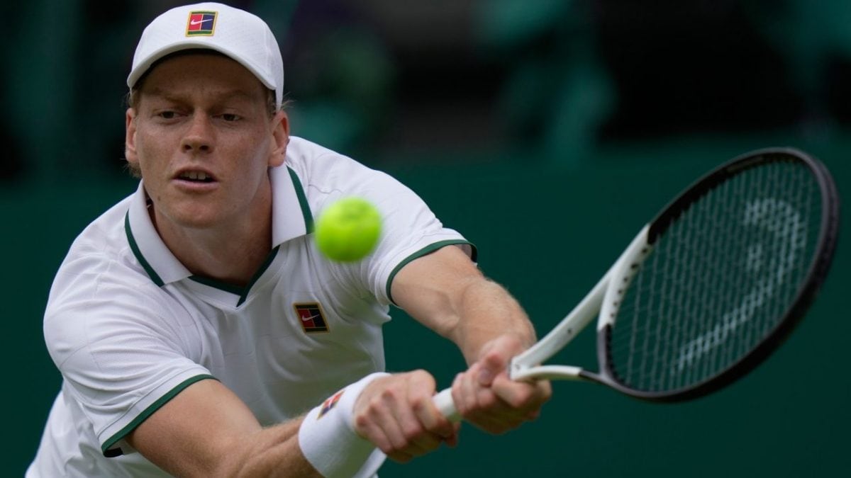 Jannik Sinner in campo a Wimbledon per la sfida contro Jenson Brooksby.