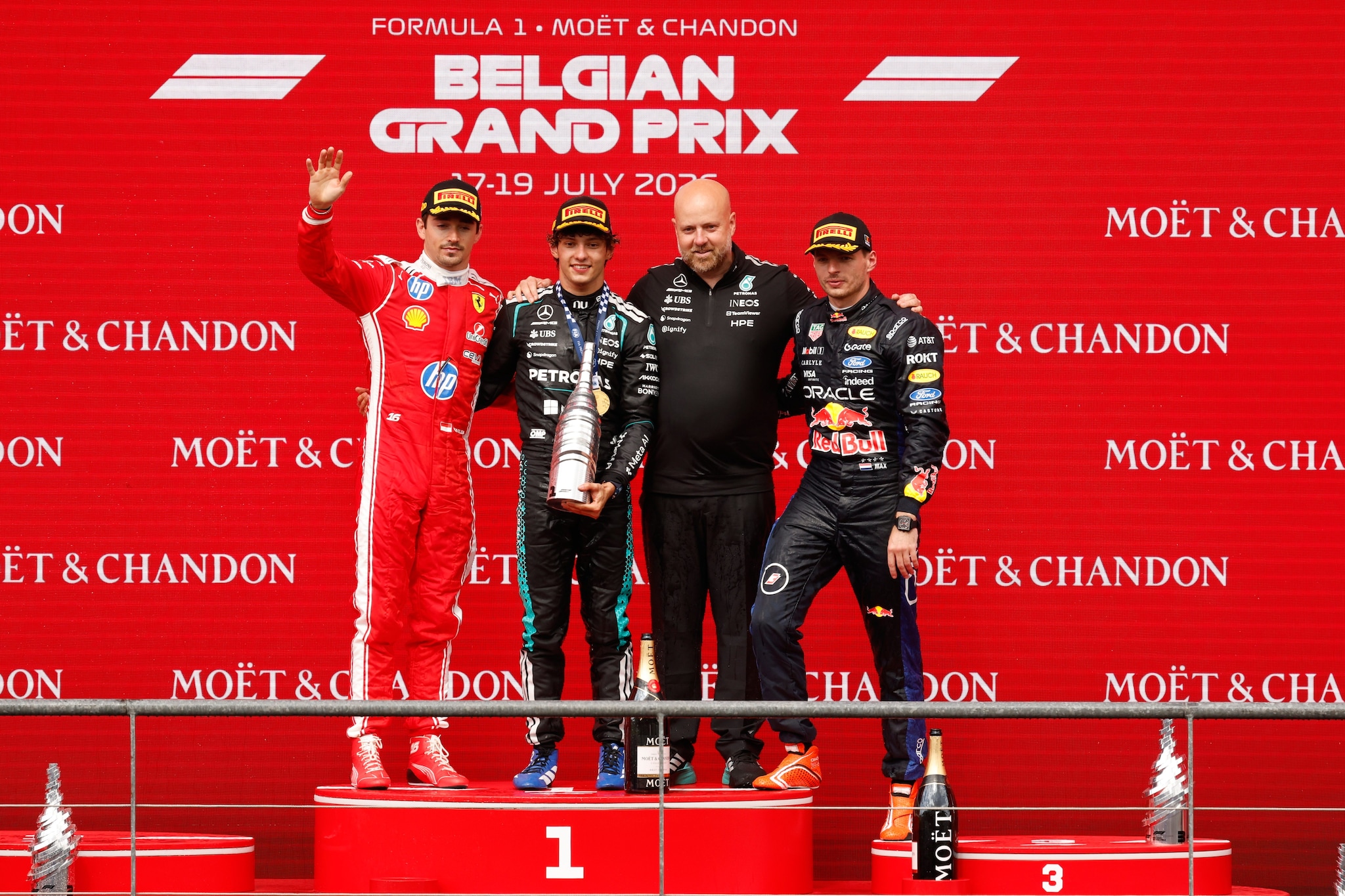 Kimi Antonelli sul gradino più alto del podio a Spa, al suo fianco Leclerc e Verstappen.