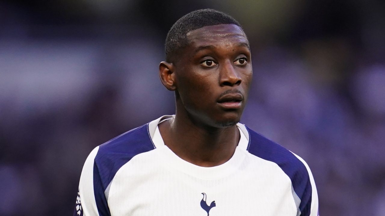 Calciomercato, news di oggi in diretta: Juve, nuova offerta per Kolo Muani e primi contatti per Dibu Martinez. Khalaili più vicino all'Inter, Napoli su Zeballos