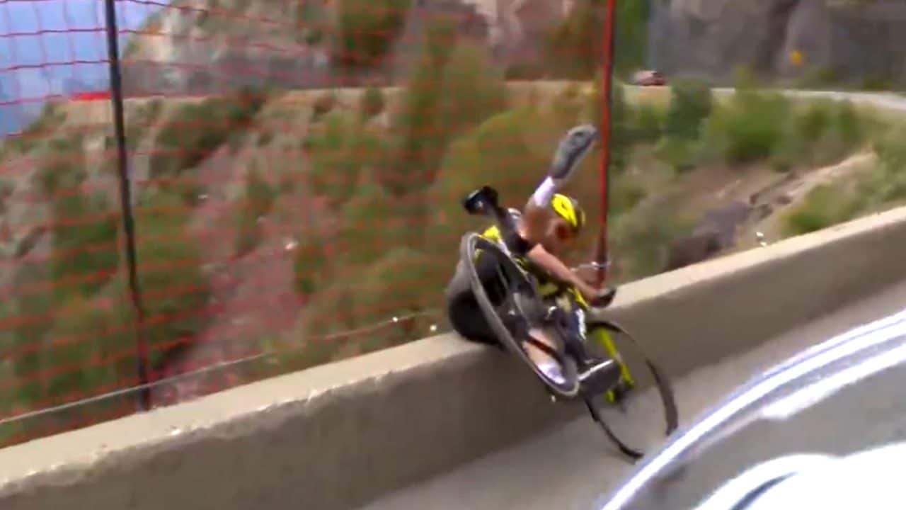 Sepp Kuss sbanda due volte in discesa prima dell'Alpe d'Huez: salvato dal muretto sullo strapiombo