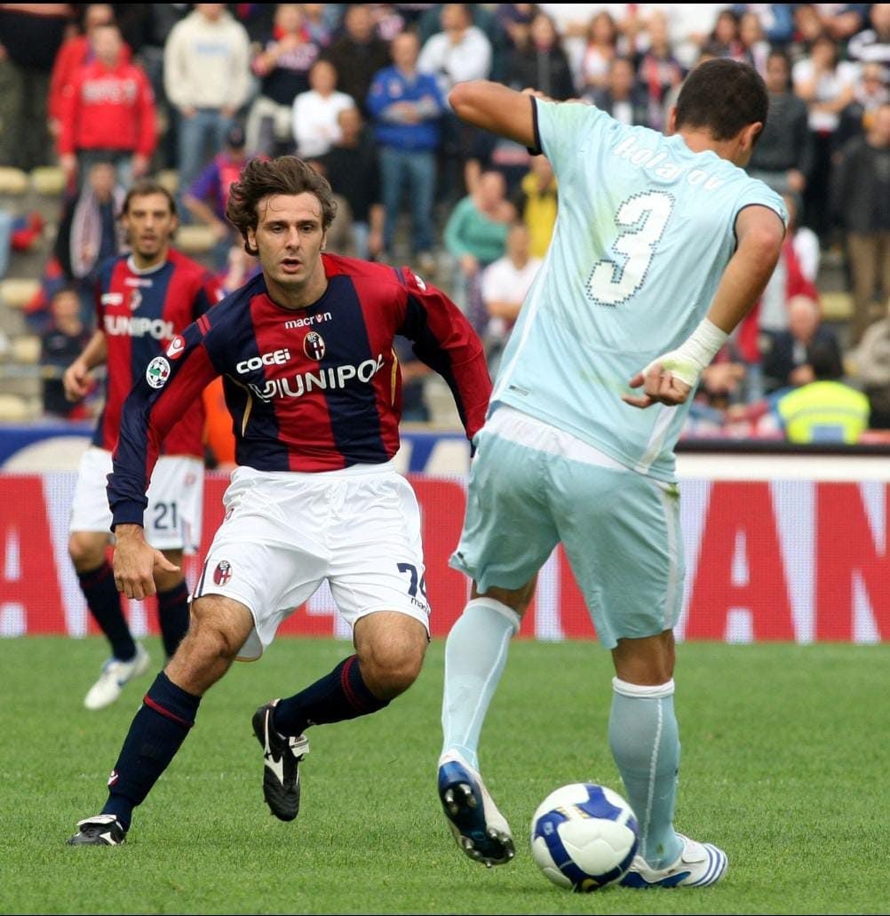 Lavecchia in campo con la maglia del Bologna.