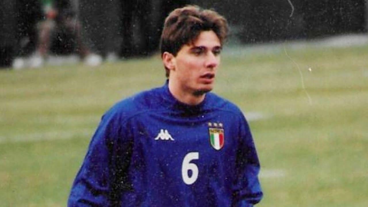 Luigi Lavecchia con la maglia della Nazionale Italiana.