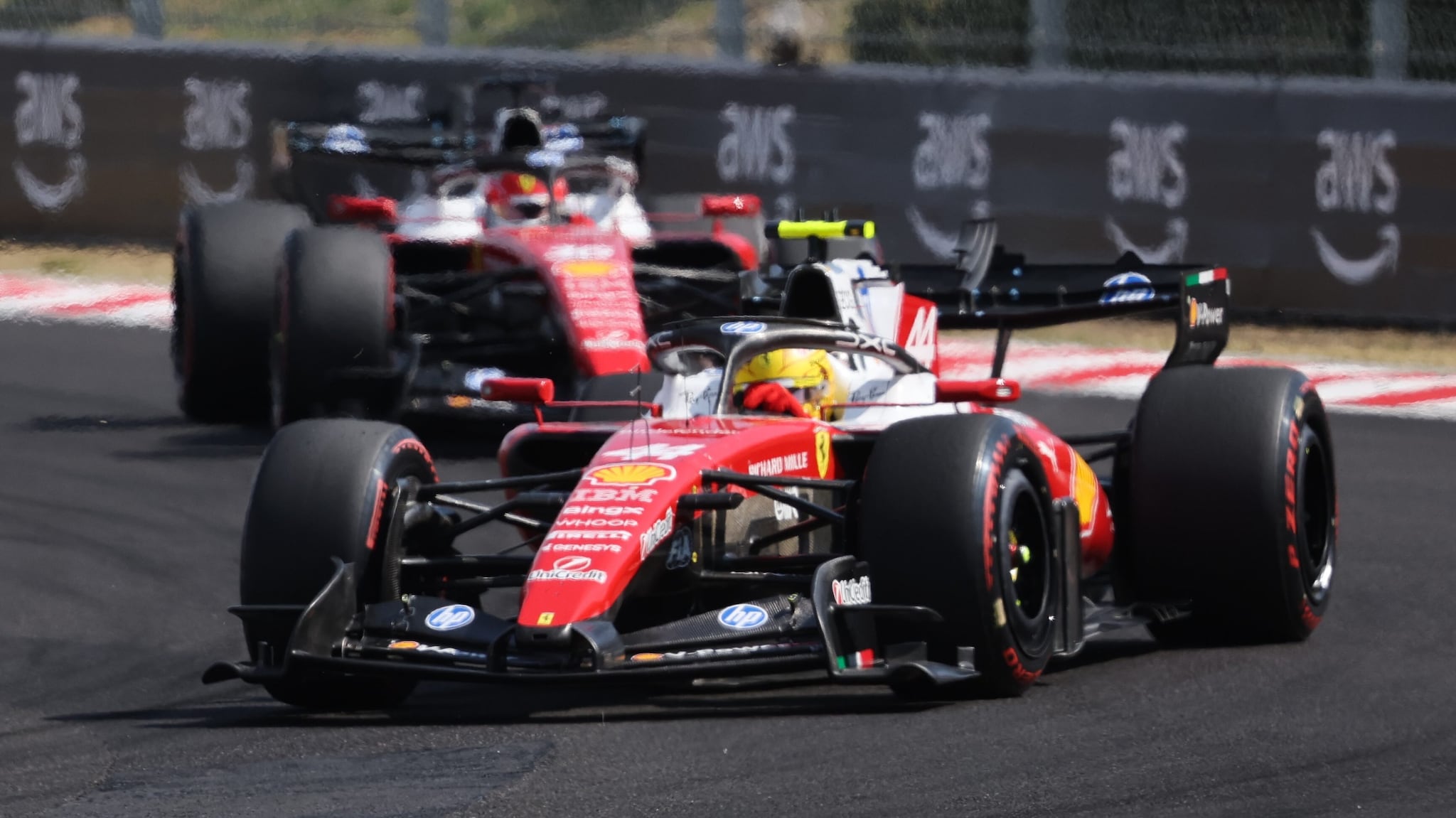 Leclerc avvisato della penalità di Hamilton, gli prende 2 punti: la strana scelta Ferrari in Ungheria