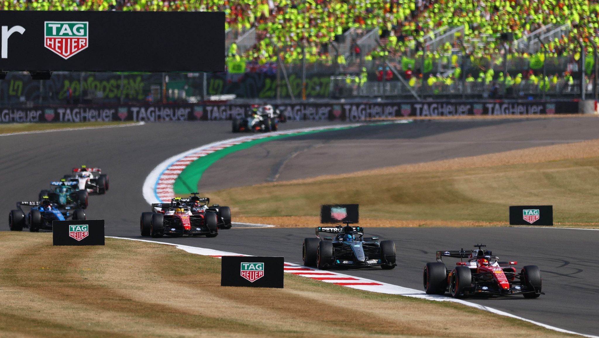 Leclerc trionfa con la Ferrari nel pazzo GP Silverstone: Russell beffa Hamilton 3°, Antonelli tradito da Mercedes