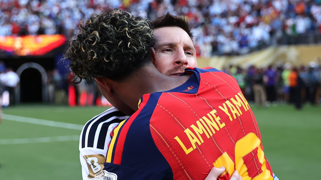 Yamal va da Messi che piange dopo la finale dei Mondiali e lo stringe forte: "È una persona di buon cuore"