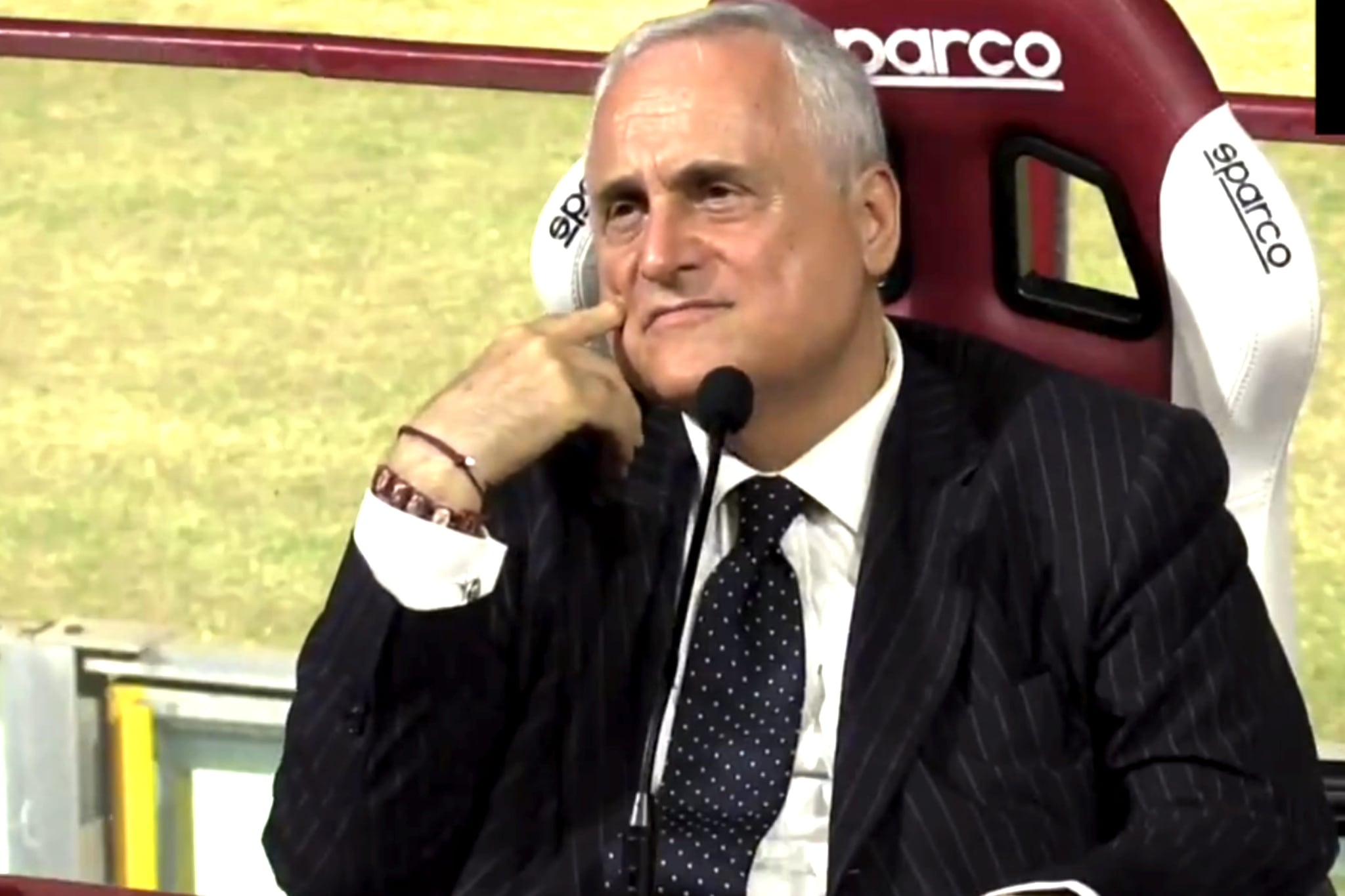 Claudio Lotito cita un motto fascista nella sua prima conferenza alla Reggina e partono applausi