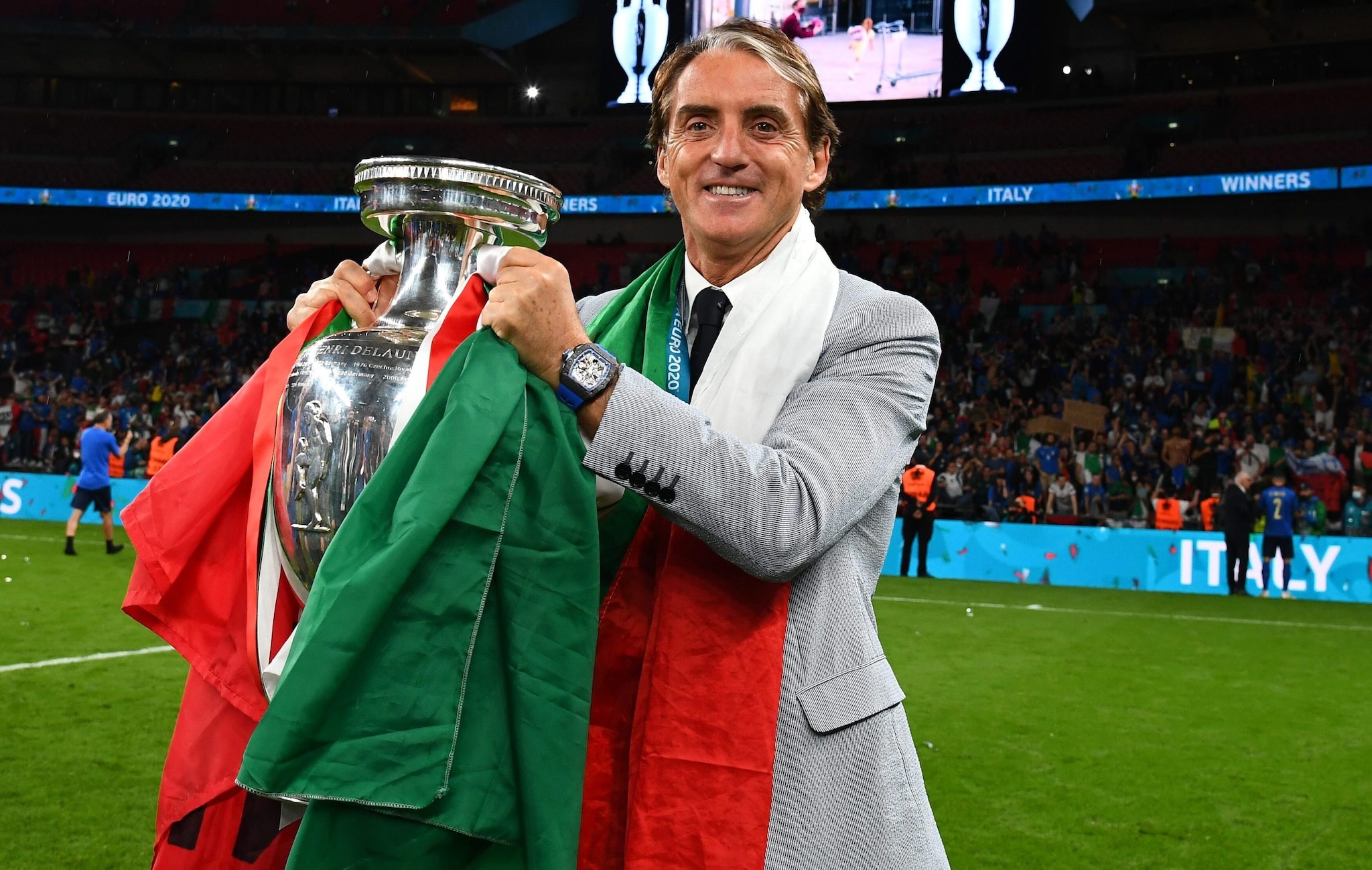 Mancini con il trofeo degli Europei vinti nel 2021.