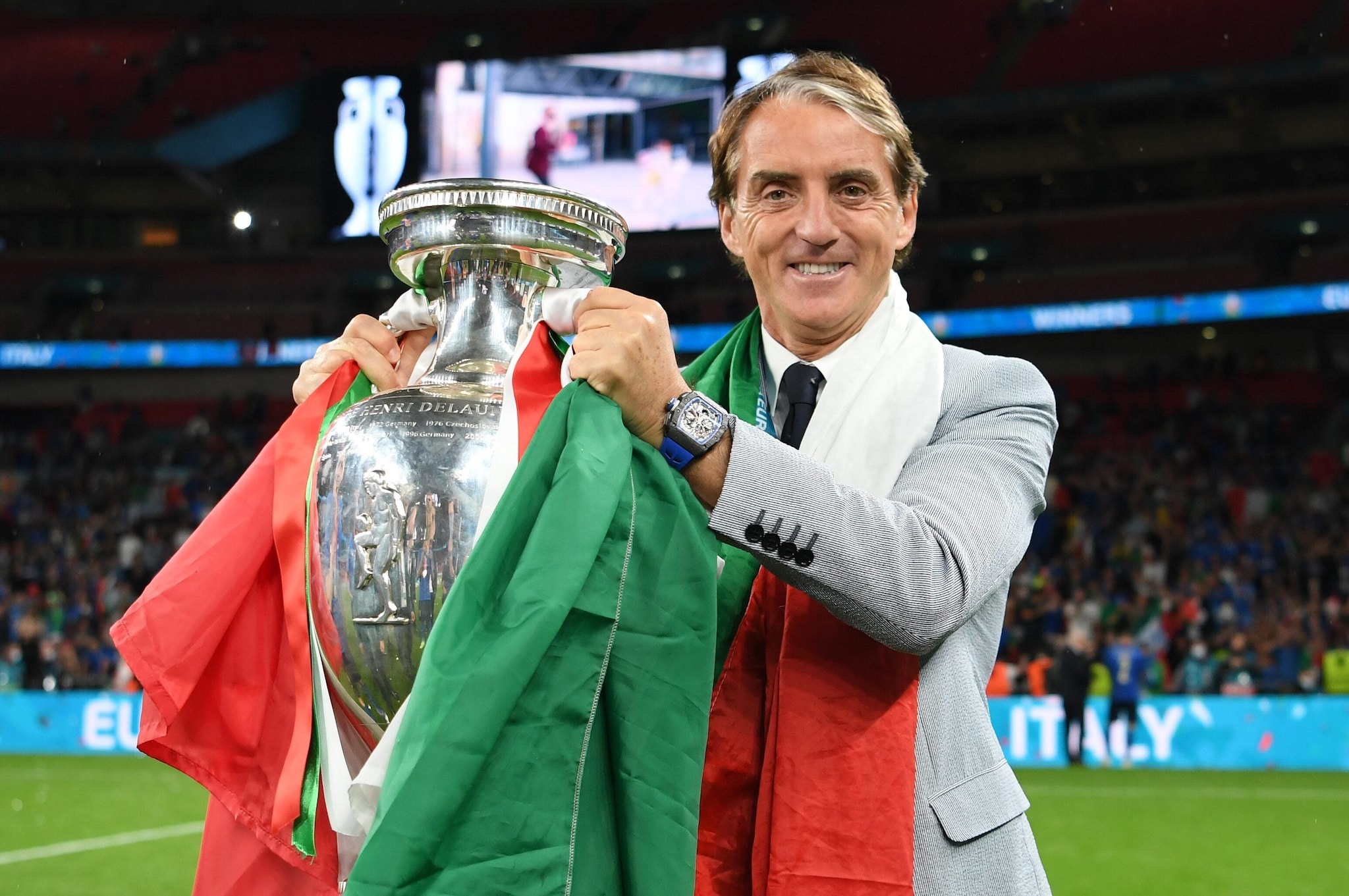 Mancini col trofeo degli Europei vinti dall'Italia nel 2021