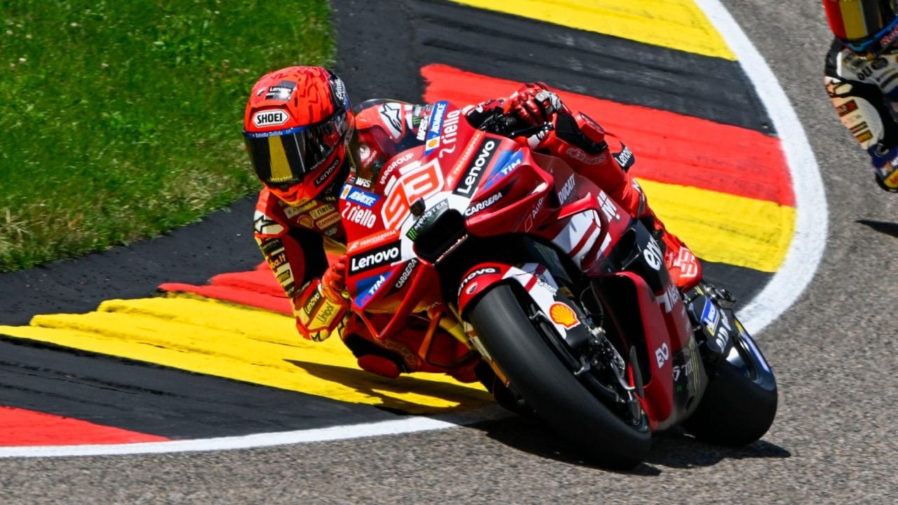 Marc Marquez immenso, domina e vince il Gp di MotoGP in Germania: Ogura secondo, cade Di Giannantonio