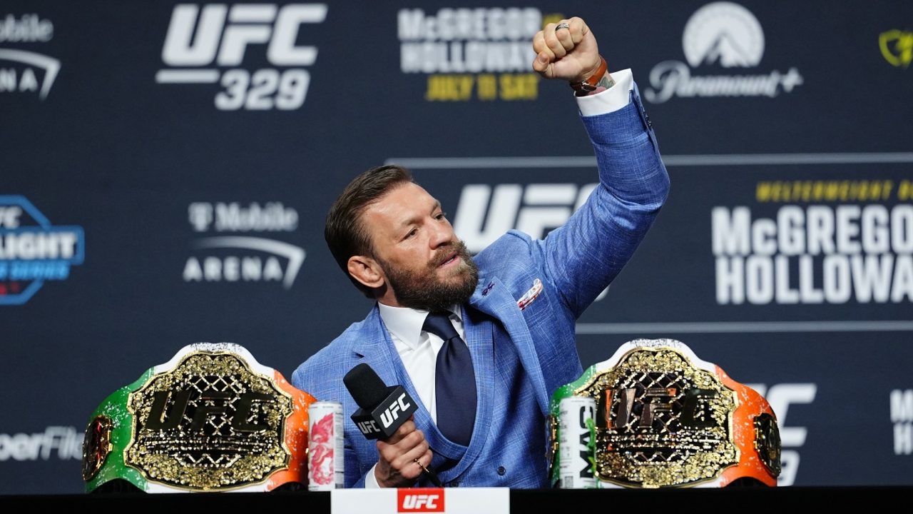 Lo show di McGregor in conferenza stampa.