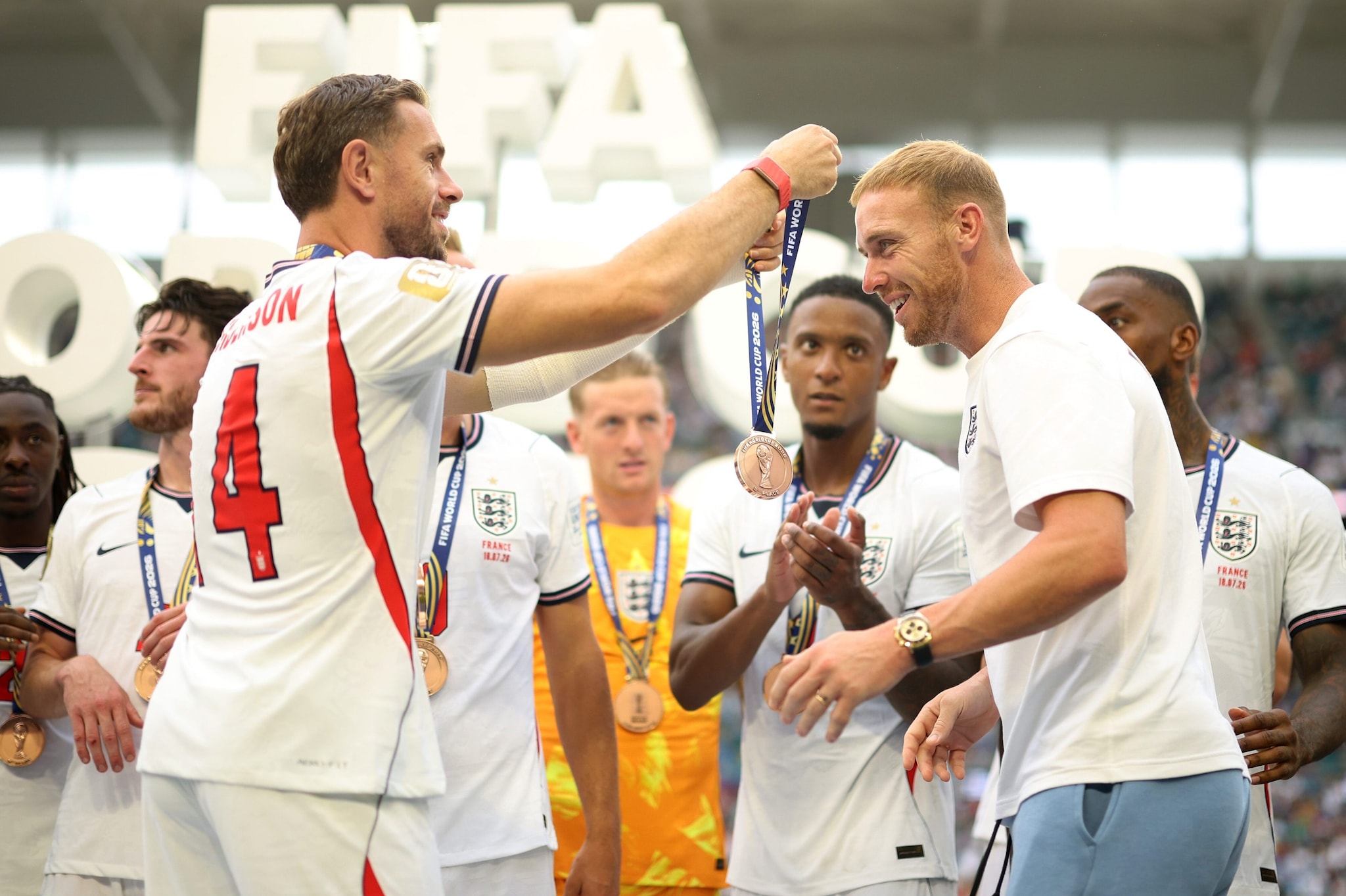Jordan Henderson mette al collo di Jason Steele la medaglia per il terzo posto dei Mondiali