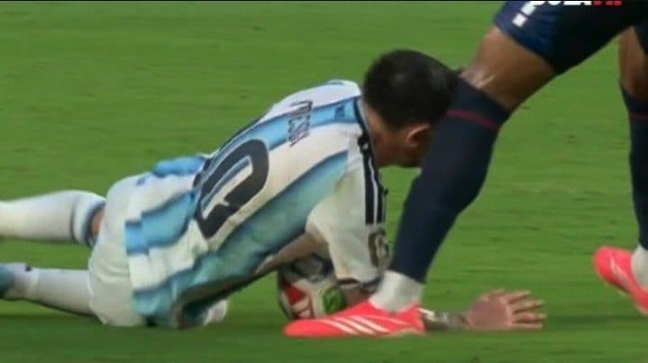 Lo scontro di gioco che ha provocato il bitorzolo sulla fronte di Messi.
