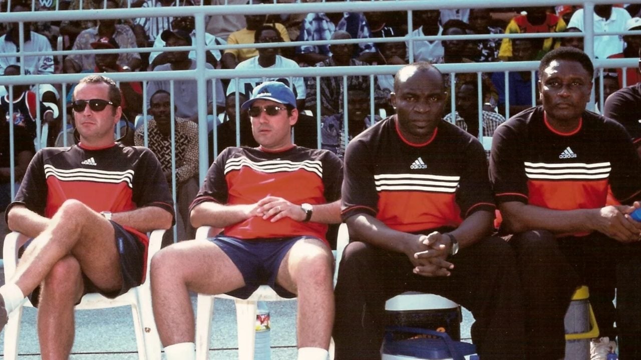 Morales sulla panchina del Ghana in coppia con Beppe Dossena (foto Morales).