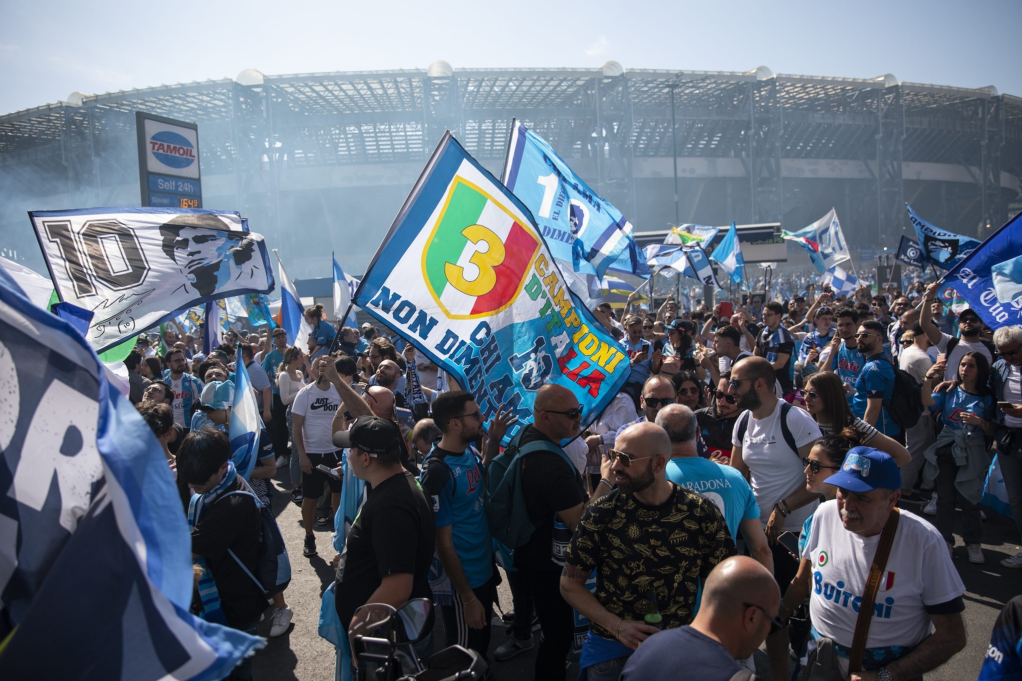 I tifosi del Napoli in festa dopo la vittoria del 4° Scudetto.