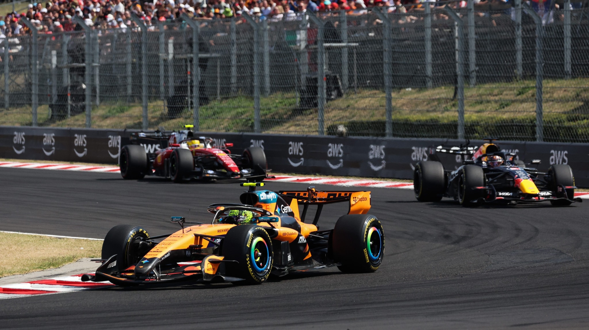 Norris ribalta il GP Ungheria e stravince davanti a Verstappen: Antonelli a podio grazie alle scelte Ferrari