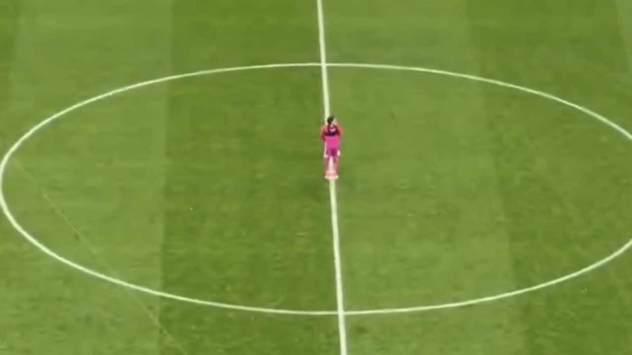 Memo Ochoa passeggia da solo nell'Azteca semivuoto dopo la partita: è il suo addio ai Mondiali