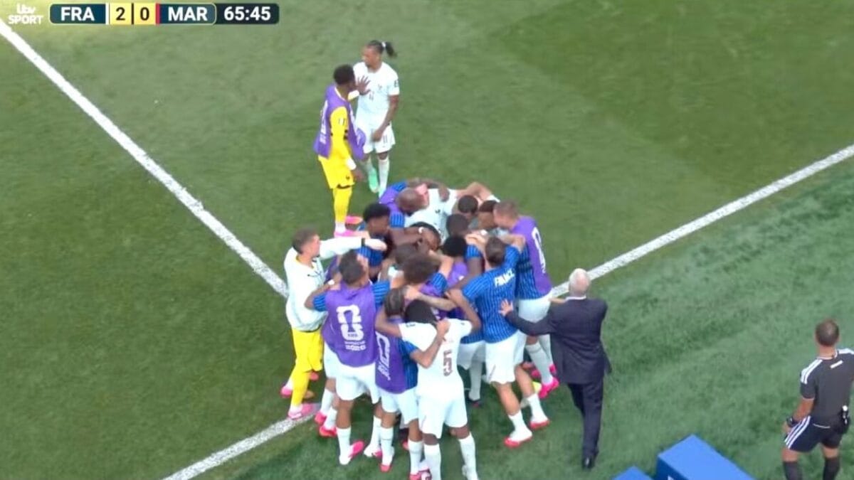 Olise bloccato in campo dopo il secondo gol al Marocco: il dettaglio regolamentare che la Francia non trascura.