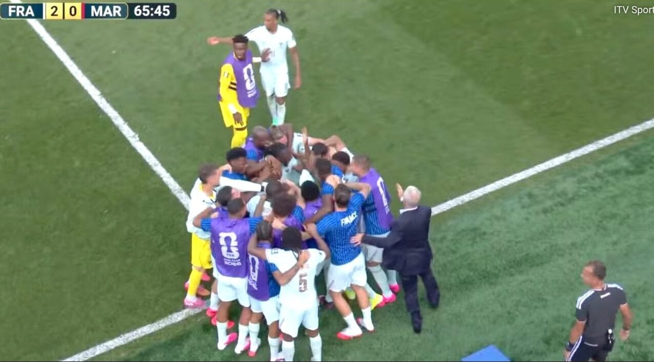 Olise resta in campo con il portiere Samba che gli impedisce di oltrepassare la linea.